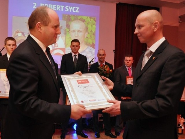 (z prawej) zajął drugie miejsce w plebiscycie na Sportowca 50-lecia Plebiscytu Gazety Pomorskiej.