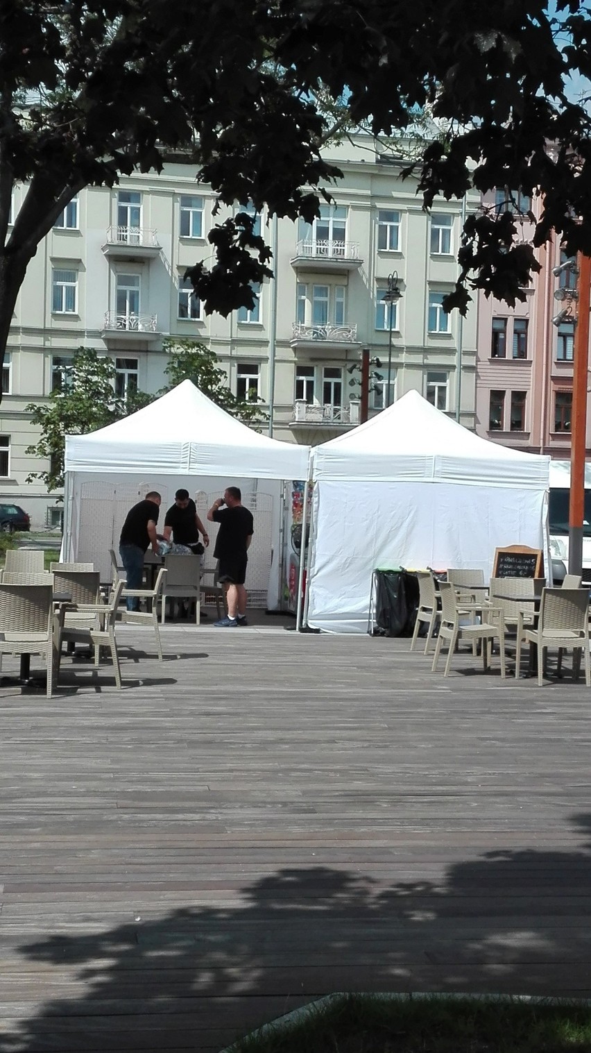 Kawiarenka na pl. Litewskim czeka na pawilon. Na razie działa tylko w weekendy
