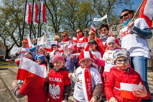Przed nami kumulacja świąt. 1 maja -  Święto Pracy. Od 2004 roku 2 maja to Dzień Flagi Rzeczypospolitej Polskiej. Tego dnia w wielu oknach powiewa biało-czerwona, a w regionie koszalińskim odbywa się uroczyste świętowanie. Kolejny dzień to rocznica uchwalenia Konstytucji 3 Maja.  ***Koszalińskie Porozumienie Lewicy zaprasza 1 maja na obchody Międzynarodowego Dnia Solidarności Ludzi Pracy w Koszalinie. O godz. 10 rozpocznie się spotkanie przy pomniku Byliśmy - Jesteśmy - Będziemy, skąd wyruszy „autobus historii” (o szczegółach str. 5). O godz. 11  na Rynku Staromiejskim zapowiedziano „okolicznościowe atrakcje”.  2 maja na uroczystości „Biało-czerwona łączy pokolenia” na plac Polonii przy bibliotece zaprasza senator Piotr Zientarski. - Spotykamy się o godz. 12, by uczcić ten dzień, złożyć kwiaty przy pomniku, a następnie biało-czerwony szpaler przejdzie przed pomnik Byliśmy - Jesteśmy -  Będziemy - mówi senator. Zobacz także: Majówka ze Światowymi Dniami Młodzieży w Koszalinie 