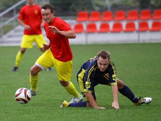 Adam Michalowski (z prawej) z Orła Źlinice w starciu z Krzysztofem Czachorem (Sparta Paczków).