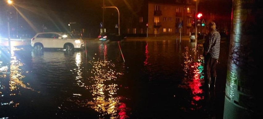 Nowy Targ. Intensywna ulewa zalała miasto. Główna ulica w mieście znalazła się pod wodą 