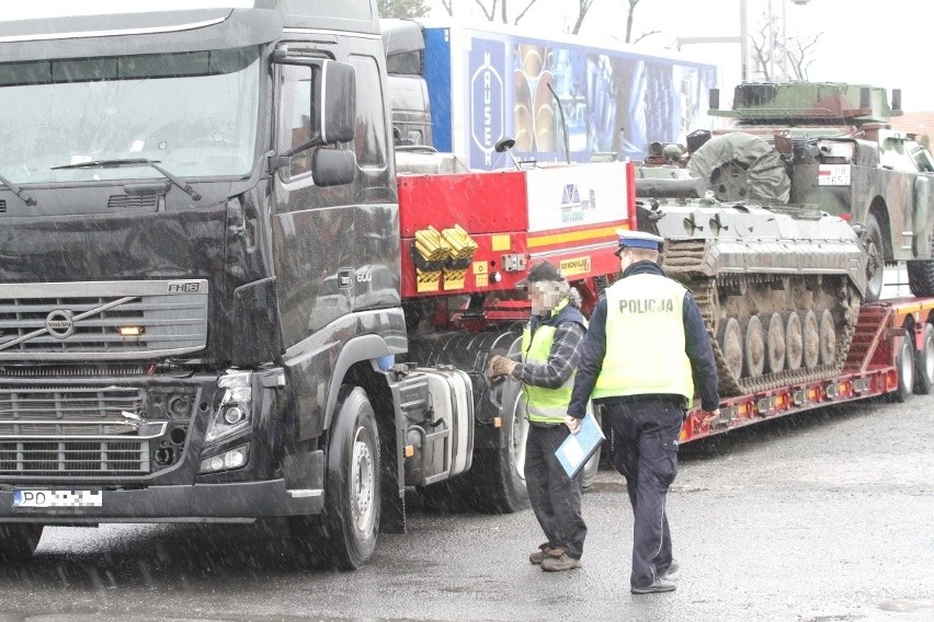 Wypadek pod Wrocławiem. Czołg spadł z lawety po zderzeniu dwóch ciężarówek (ZDJĘCIA)