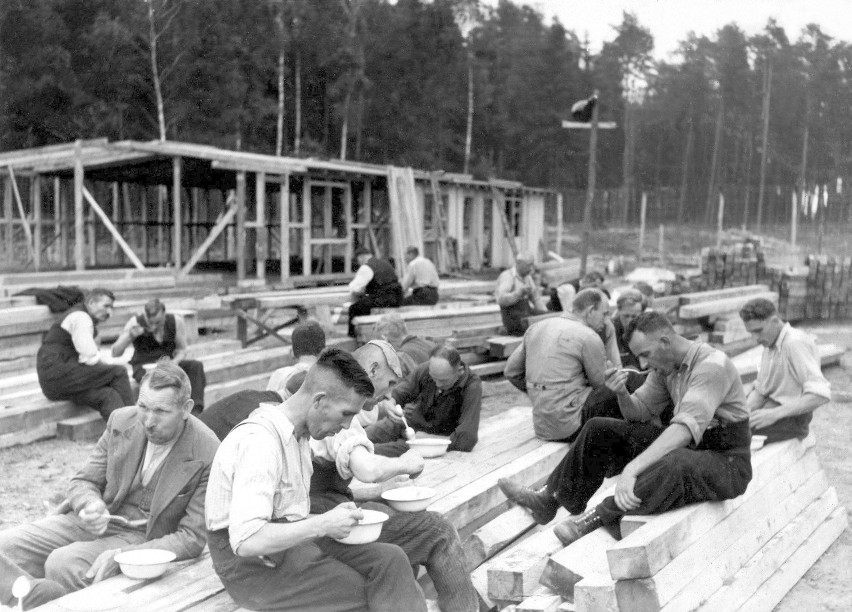 Pierwsi więźniowie obozu sami musieli budować baraki, w...