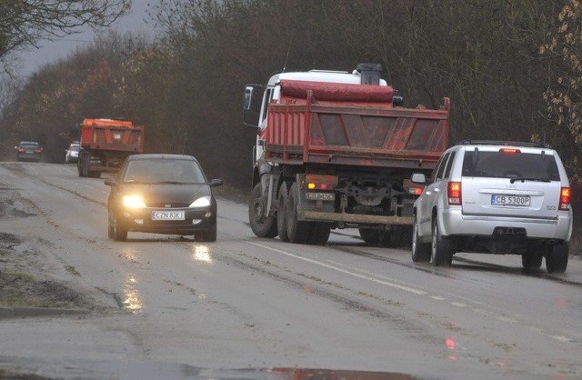 Na Gdańskiej błoto rozwożą ciężarówki wyjeżdżające z placu nowych hal wystawienniczo-targowych