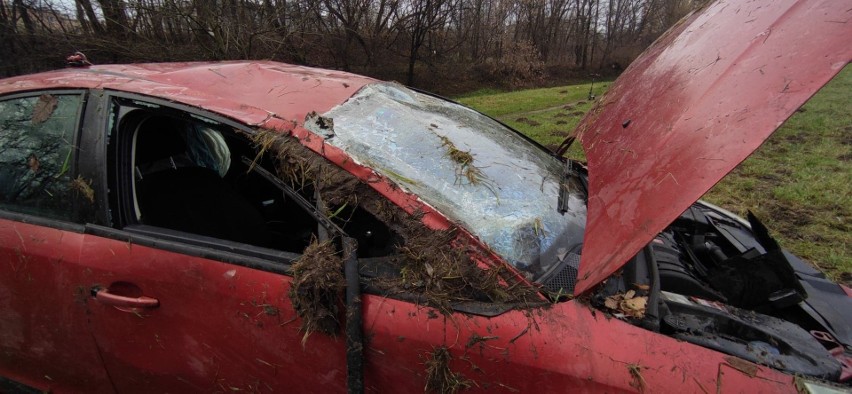 Poranny wypadek przy al. Solidarności w Lublinie. Auto omal nie wpadło do rzeki