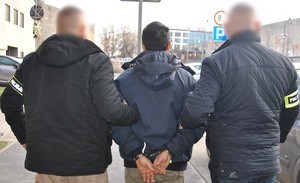 Łódzcy policjanci zatrzymali na Bałutach mężczyznę posiadającego znaczną ilością narkotyków. Okazał się nim 33-letni obywatel Ukrainy. Mężczyźnie grozi nawet 10 lat więzienia.