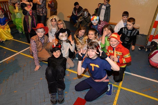 Uczniowie Szkoły Podstawowej w Nowogrodzie Bobrzańskim nie wiedzą co to nuda i chętnie wzięli udział w zabawie karnawałowej. Śmiechu było co nie miara.