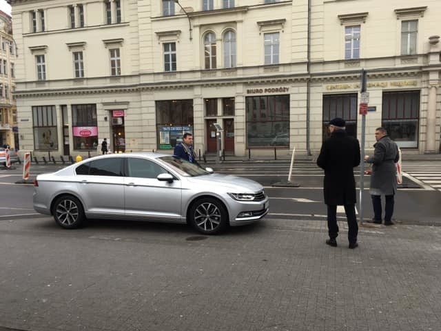 Jacek Jaśkowiak podjechał samochodem na oficjalne otwarcie...
