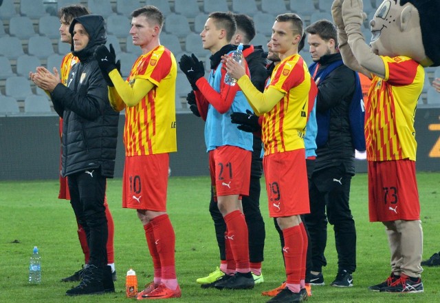 W meczu Korony Kielce z Górnikiem Zabrze, zakończonym remisem 0:0, debiut w PKO Ekstraklasie zaliczył Dawid Lisowski. 19-letni wychowanek Orląt Kielce, później grający w Rodzinie Kielce, wszedł w 90 minucie za Erika Pacindę. -Dawid wszedł nie dlatego, że chcemy coś zareklamować, tylko na to zasłużył. Bardzo sobie cenię to, że Lisowski zagrał, odebrał piłkę, dograł, pobiegał i zebrał kawałek doświadczenia. Próbujmy dalej tak to pielęgnować. Myślę, że w perspektywie czasu będziemy się cieszyć z kolejnych naszych koroniarskich piłkarzy - mówił o debiutancie trener Korony Mirosław Smyła. (dor)