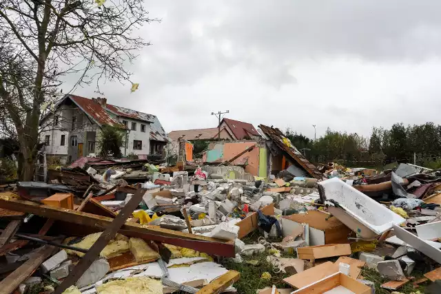 O życie wciąż walczy mężczyzna. Na zdjęciu zgliszcza jakie zostały po domu w Żydowcach, w którym doszło do wybuchu gazu.