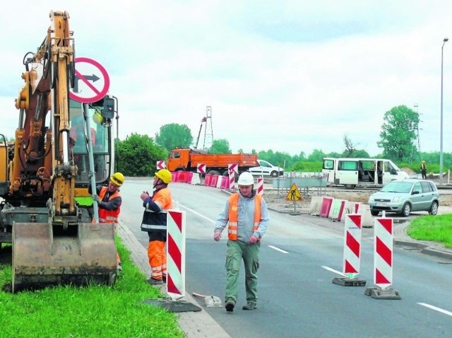 Prace przy budowie ronda idą zgodnie z planem, ale mimo tego dla podróżujących są pewne czasowe utrudnienia.