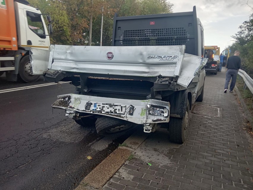 Zderzenie trzech samochodów w Opolu. Jedna osoba została przewieziona do szpitala 