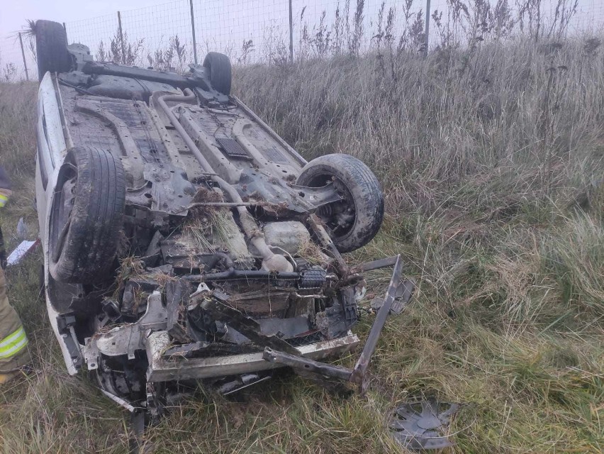 Śmiertelny wypadek w Kruszowie na A1 pod Tuszynem. Auto na dachu, kierowca nie żyje. Co się wydarzyło? ZDJĘCIA