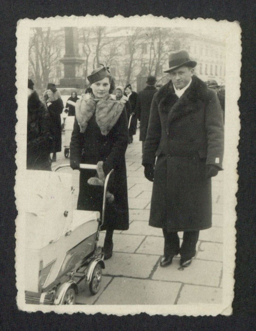 Marian Pliszczyński z żoną Zofią. W wózku jest ich...