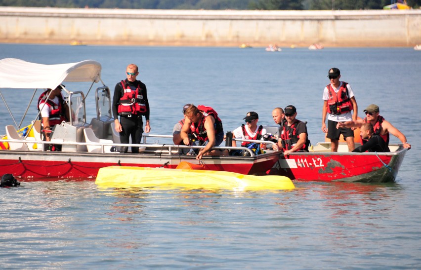 Wywróciła się łódka, na pomoc wyruszyli ratownicy. Pokazowa akcja BWOPR na Jeziorze Solińskim [ZDJĘCIA]