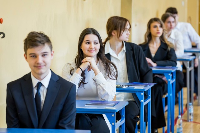 W drugim dniu matury uczniowie zmierzyli się z królową nauk - matematyką. Na zdjęciu młodzież z II LO w Bydgoszczy.