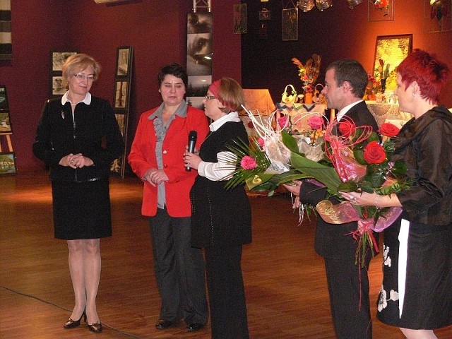 Pracownicy Miejskiego Ośrodka Pomocy Społecznej w Skarżysku dziękowali za współpracę Bożenie Bętkowskiej (na zdjęciu pierwsza z lewej), która kieruje placówką już od dwudziestu lat.