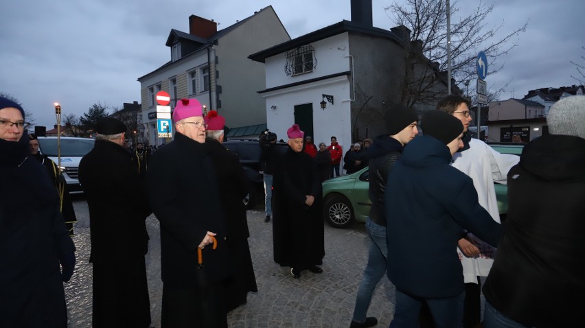 Miejska Droga Krzyżowa przeszła ulicami Kielc. Przewodniczyli jej biskupi, a krzyż nieśli przedstawiciele różnych środowisk. Zobacz zdjęcia 