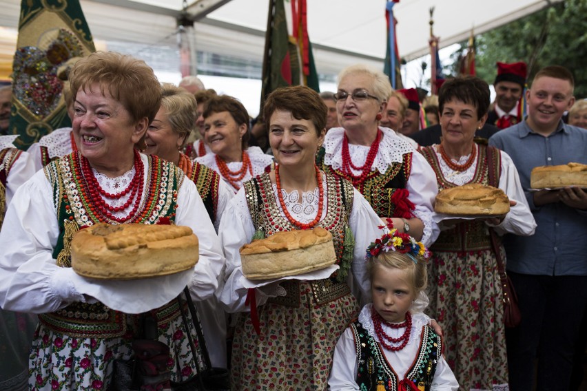 Nowohucianie na dzielnicowe dożynki przybyli w odświętnych...