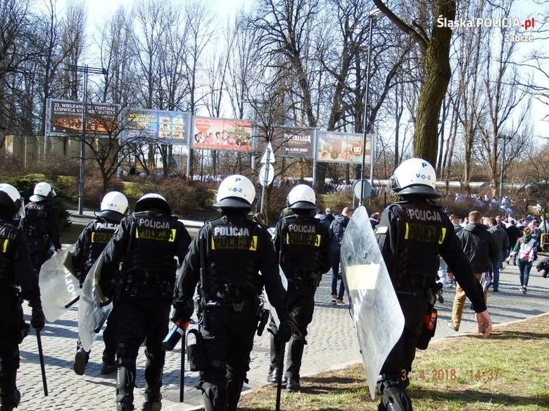 Kibic Legii Warszawa w Zabrzu w asyście policji