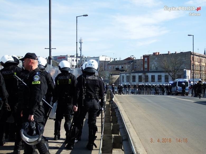 Kibic Legii Warszawa w Zabrzu w asyście policji