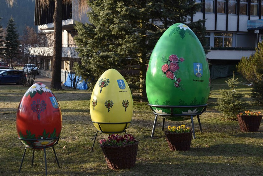 Zakopane stroi się na święta. Nie będzie turystów, są za to już pisanki wielkanocne 