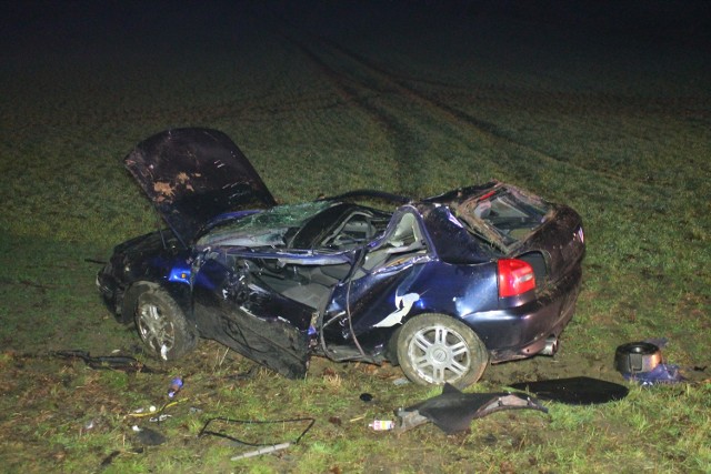 Audi zjechało na pobocze, uderzyło w drzewo i dachowało.