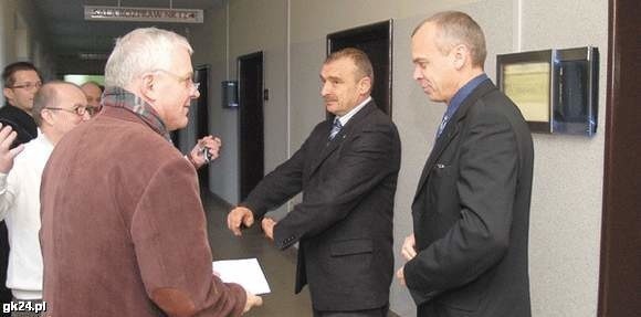 Waldemar Miśko, szef ZMiGDP (z prawej) oraz Maciej Niechciał, wójt gminy Białogard, podczas rozprawy 1 grudnia tego roku. Wczoraj w sądzie nie było obu panów.