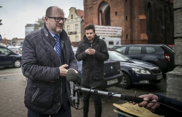 Paweł Adamowicz w drodze do Prokuratury Okręgowej. W czwartek 27 kwietnia 2017 r. prezydent Gdańska został przesłuchany w charakterze świadka