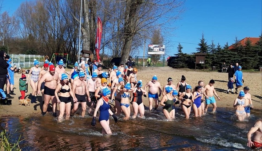 Ponad czterdziestu amatorów zimnych kąpieli spotkało się w...