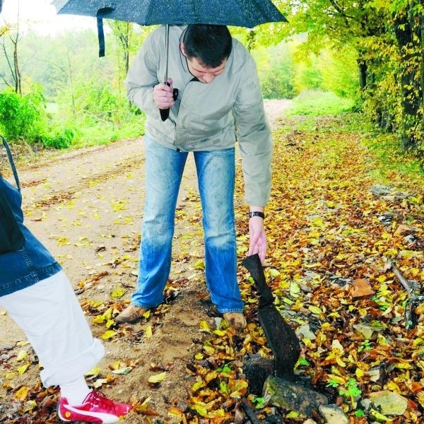 &#8211; To nie jedyna &#8222;niespodzianka&#8221;na alei &#8211; pokazuje Grzegorz Michalski, mieszkaniec Szepietowa. &#8211; Na co poszły pieniądze?