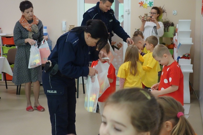 Przedszkolaki z Piotrkowa Kujawskiego sprawdziły się w konkursie o bezpieczeństwie. Pan policjant mówi, że doskonale!