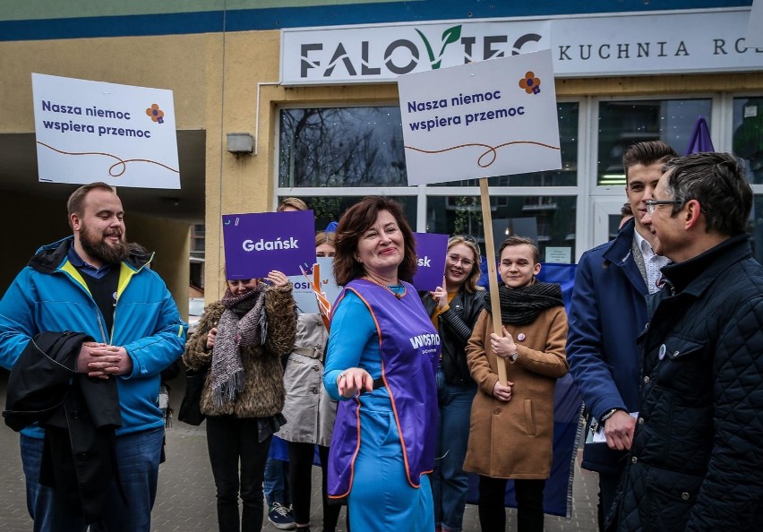 Członkowie ugrupowania Wiosna zbierali podpisy przed wegańską restauracja Faloviec