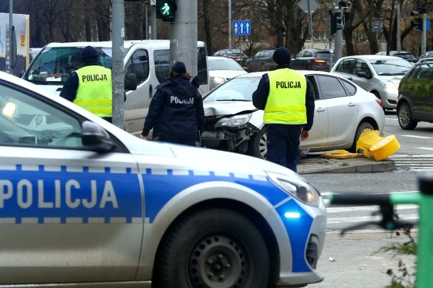 Wypadek nieoznakowanego radiowozu w centrum Wrocławia. Ktoś zajechał policjantom drogę? [ZDJĘCIA]
