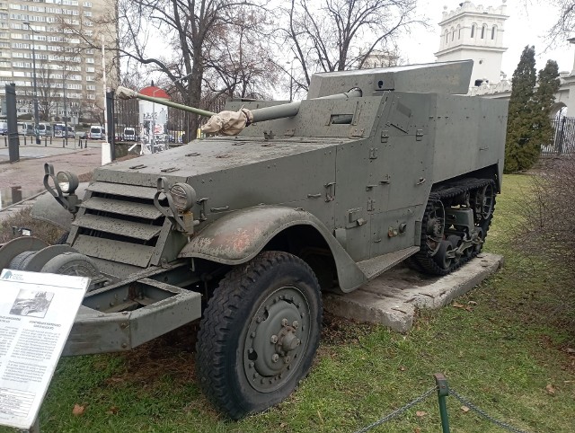 Działo Su-57 wyjeżdża z Muzeum Wojska Polskiego w Warszawie do Poznania