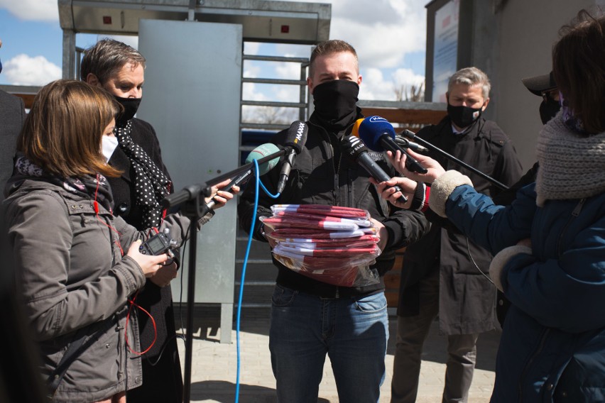 Flagi w barwach i z herbem Gryfa Słupsk zawisną na miesiąc na rogatkach miasta. Słupsk celebruje 75-lecie Gryfa