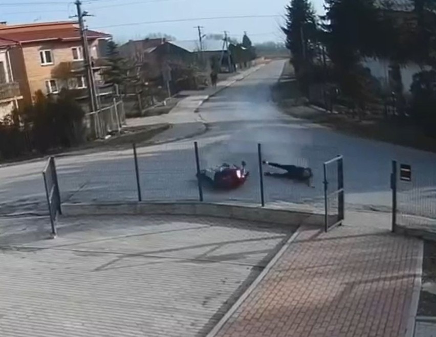 Dramatyczny wypadek w Słupczy. Motocyklista stracił panowanie nad maszyną i uderzył w płot. Zobacz nagranie z monitoringu 