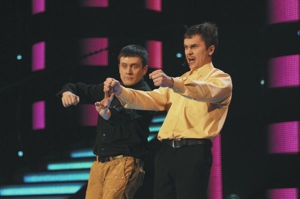 Wojciech Blacha Blaszko (z lewej) z Cezarym Krukiem Krukowskim podczas finałowego występu w Mam Talent!