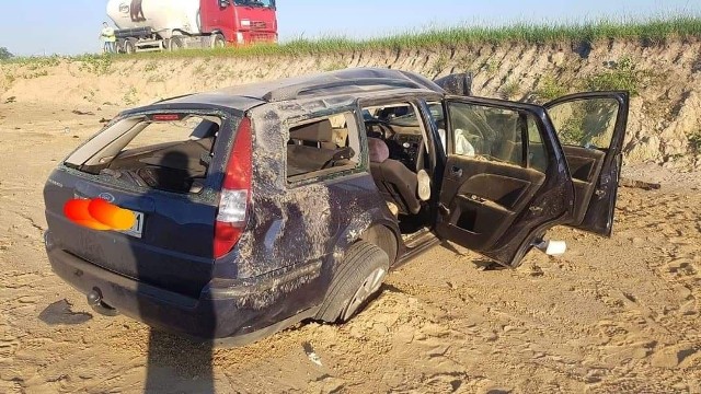 Do wypadku doszło w miejscowości Gruczno, w powiecie świeckim.  Na drodze krajowej numer 5 (6 km) dachował samochód osobowy, w wyniku którego dwie osoby zostały ranne, a jedna zmarła.Więcej informacji w dalszej części galerii >>>