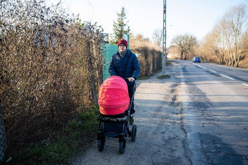 Tu powinien być chodnik. Chociaż po jednej stronie jezdni....