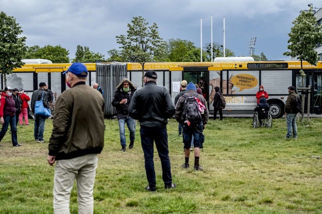 W niedzielę na Wildzie obok targowiska przy Dolnej Wildzie po raz kolejny pojawił się autobus Christianer, który przed rokiem kupił dr Radosław Hofman, wykładowca Uniwersytetu Ekonomicznego. Pojazd jest mobilnym centrum pomocy dla osób potrzebujących. W niedzielę osoby m.in. bezdomne mogły napić się kawy czy dostać coś do jedzenia. 