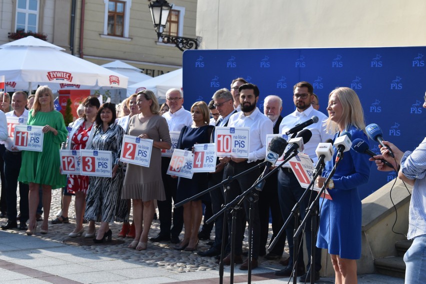 Prezentacja kandydatów PiS do parlamentu na Rynku w Tarnowie. Listę otwierają trzy kobiety. Są na niej obecni posłowie, ale też nowe twarze
