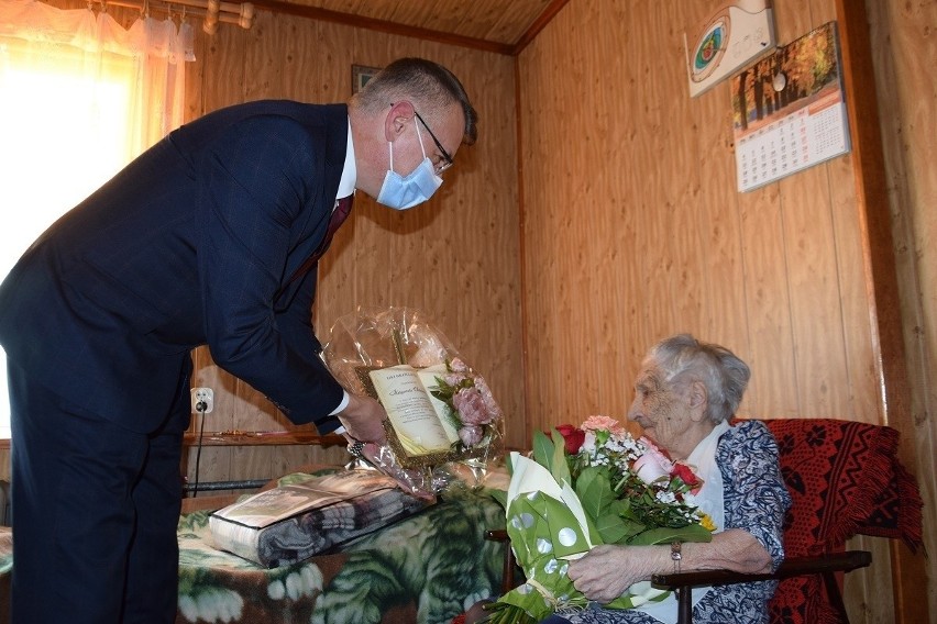 100 lat Małgorzaty Chodniewicz z Krzewy. Gratulował wójt gminy Mirzec Mirosław Seweryn. Zobaczcie zdjęcia