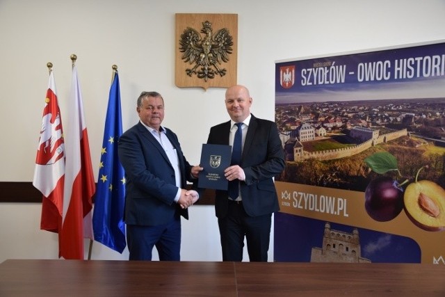 Po podpisaniu umowy pomiędzy Gminą Szydłów reprezentowaną przez burmistrza Andrzeja Tuza i Zakładem Remontowo-Budowlanym „DARBUD” reprezentowanym przez właściciela Adama Darowskiego.