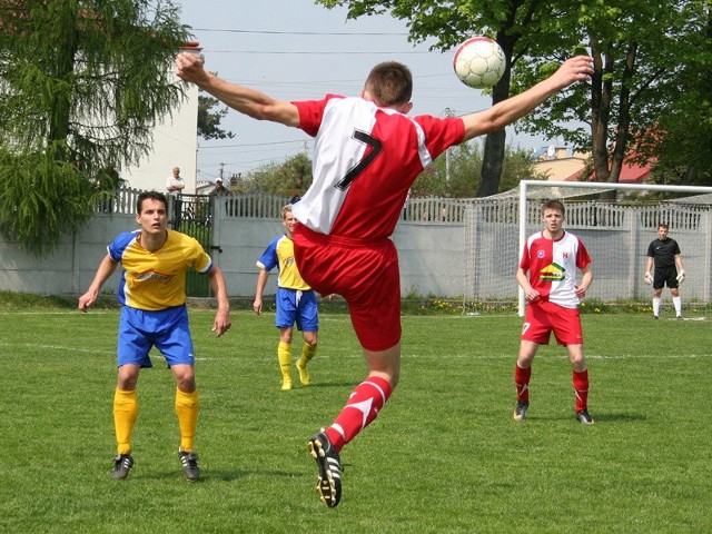 Limblach Zaczernie (żółto-niebieskie stroje) pokonał Orła 2-0.