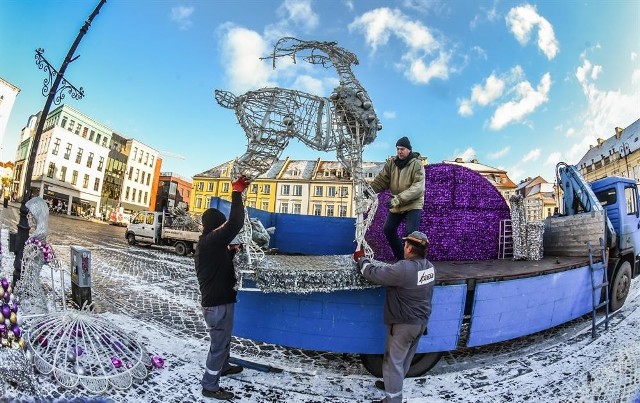 Badanie ARC Rynek i Opinia wykonane na zlecenie Biura Informacji Gospodarczej InfoMonitor oraz BIK pokazuje, że grudniowe święta, choć kosztowne, są bliższe sercom Polaków niż Wielkanoc. Lubi je 76 proc. dorosłych Polaków, 12 procent nie lubi, a kolejnym 12 procentom są one obojętne. Wielkanoc w tym samym badaniu zdobyła 62 proc. sympatyków, 18 proc. niechętnych i 20 proc. obojętnych. Najmniej entuzjazmu Wigilia wzbudza wśród singli.