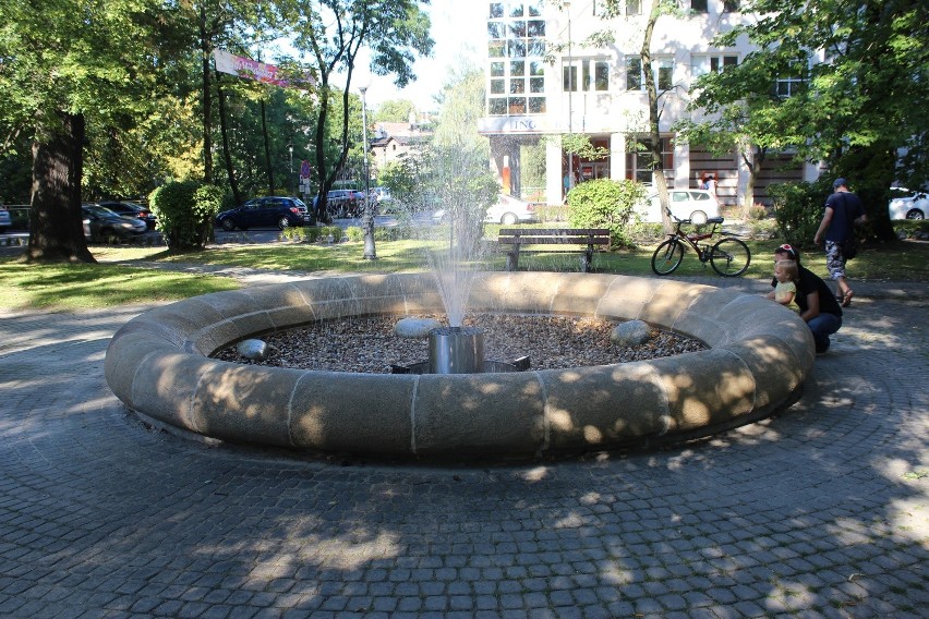 Mikołów: Zabytkowa fontanna znów trysła wodą
