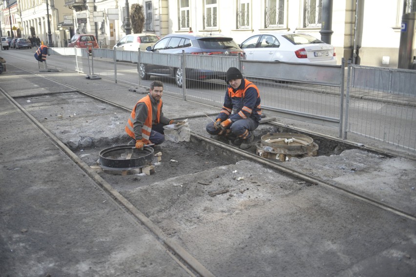 Prowadzone są prace naprawcze studni kanalizacyjnych na ul....