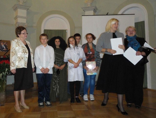 Delegacja Specjalnego Ośrodka Szkolno &#8211; Wychowawczego w Jędrzejowie odbiera w Busku certyfikat Szkoły Promującej Zdrowie.