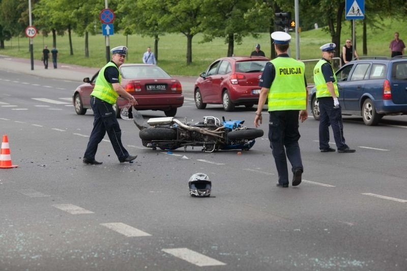 Radiowóz zderzył się z motocyklistą. Wypadek na Drewnowskiej w Łodzi [ZDJĘCIA, FILM]